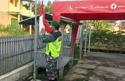 Babinsa Koramil 0602-06/Kramatwatu Serang, Ganti Bendera Lusuh dengan yang Baru