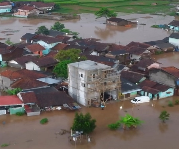 Bandung Diguyur Hujan Deras, Kawasan Majalaya Terendam Banjir 1,5 Meter