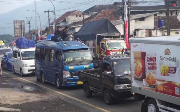 Ribuan Kendaraan Memadati Arah Tasik Menuju Bandung di H+5 Lebaran
