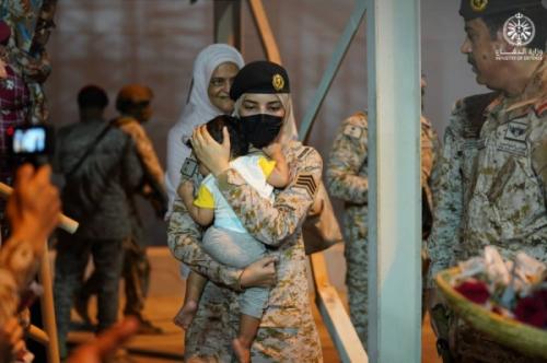 Viral ! Prajurit Cantik Arab Saudi Gendong Bocah yang Dievakuasi dari Konflik Sudan, Fotonya Beredar