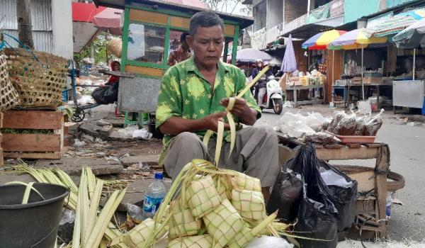 Sambut Tradisi Syawalan, Perajin Selongsong Ketupat Bertebaran di Pasar Ir Soekarno Sukoharjo