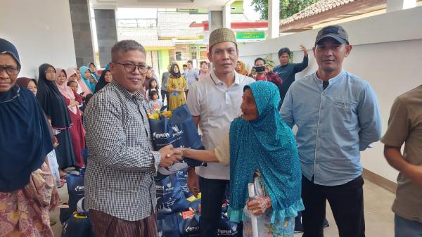 Berbagi Kebahagiaan Idul Fitri, Anggota DPR RI Ini Tebar Ribuan Paket Sembako