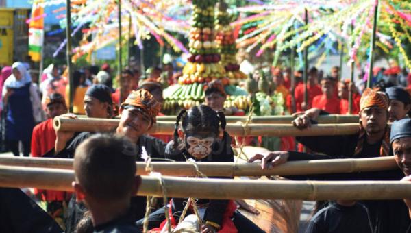 Sesaji Rewanda, Tradisi Warga Semarang Syawalan Bareng Monyet di Goa Kreo