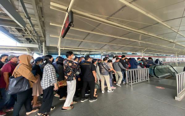 Ribuan Penumpang Padati Stasiun Manggarai Usai Cuti Lebaran, Jumlahnya Masih Normal