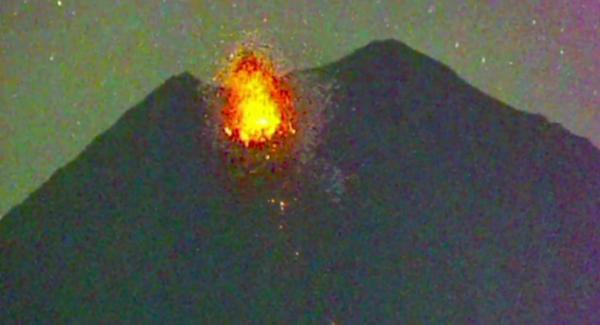 Gunung Semeru Kembali Luncurkan Guguran Lava Pijar Sejauh 2000 Meter