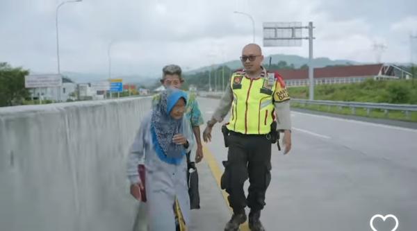 Viral Pasangan Kakek Nenek Lanjut Usia Kangen Anak Cucu Nekat Jalan Kaki di Pinggir Tol Cisumdawu