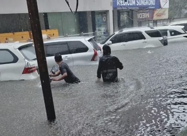 Hujan Deras, Jalan Utama Surabaya Banjir