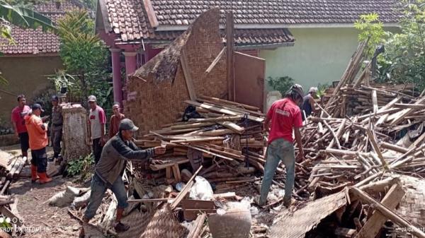 Rumah di Cikujang Sukabumi Ambruk Diterjang Hujan Deras dan Angin Kencang
