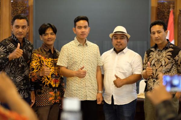 Ketemu Gibran, Relawan Bumi Ngapak Raya Madep Mantep Ikut Arahan Jokowi dalam Pilpres 2024