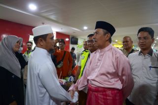 Gubernur Syamsuar Sambut Kepulangan Mahasiwa Riau Dari Sudan