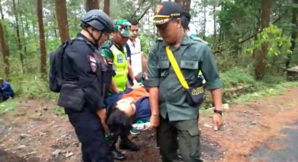 Polisi dan TNI Kompak Bersinergi Tolong Korban Kecelakaan di Tempat Wisata Gunung Galunggung