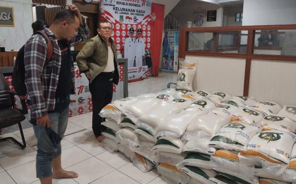 Ratusan Karung Beras Bansos Kemensos Terendam Banjir di Gaga Larangan Tangerang 