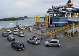Arus Balik Pelabuhan Lampung Bakauheni Ramai Lancar, Sejumlah Kendaraan Terlihat Naik Kapal