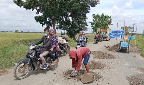 Jalan Rusak Kabupaten Cirebon, Warga Suranenggala Inisiatif Patungan Beli Batu Urugan