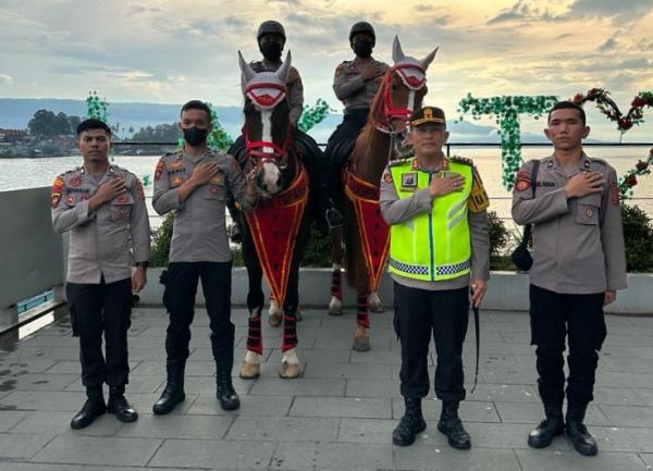 Jamin Keamanan dan Kenyamanan Wisatawan ,Kapolres Simalungun Pimpin Patroli Berkuda di Parapat