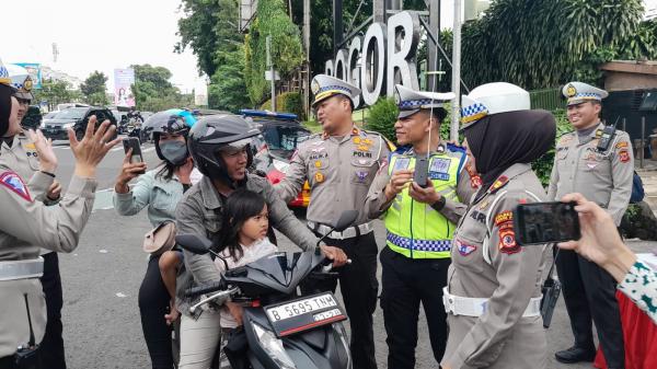 Anggota Satlantas Polresta Bogor Kota Berjoget Bersama Pemudik Roda Dua