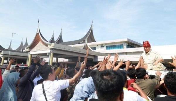 Prabowo Disambut Ribuan Orang di Padang