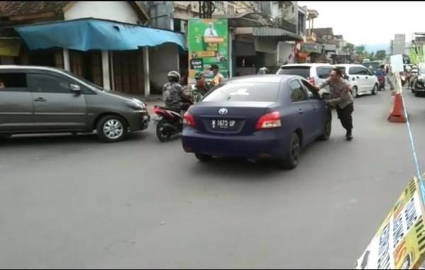 Sinergitas TNI-Polri Bantu Dorong Mobil Pemudik yang Mogok