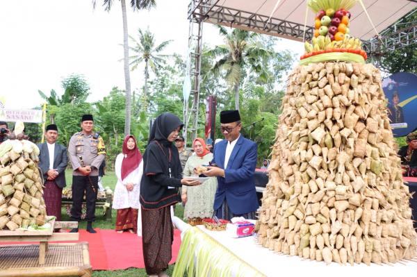 Lebaran Ketupat Tradisi Warga Lombok Cari Keberkahan setelah Idul Fitri