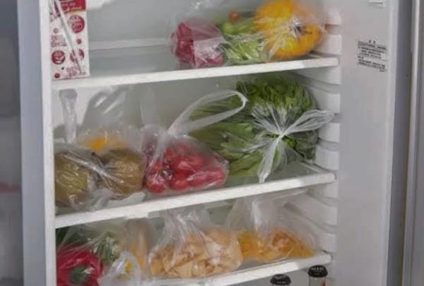 Bahaya Kebiasaan Simpan Buah dan Sayur di Kulkas Memakai Kantong Plastik