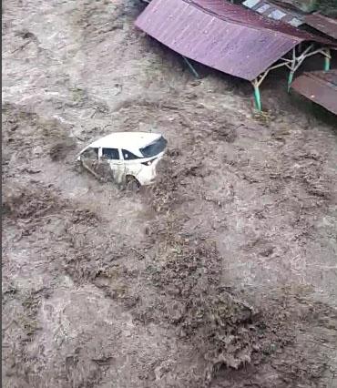 Viral! Mobil Terseret Arus Saat Banjir Bandang di Wisata Sembahe