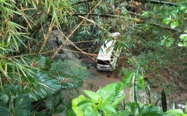 Mobil Avanza Mendadak Terjun ke Sungai Sedalam 7 Meter, Sopir Selamat