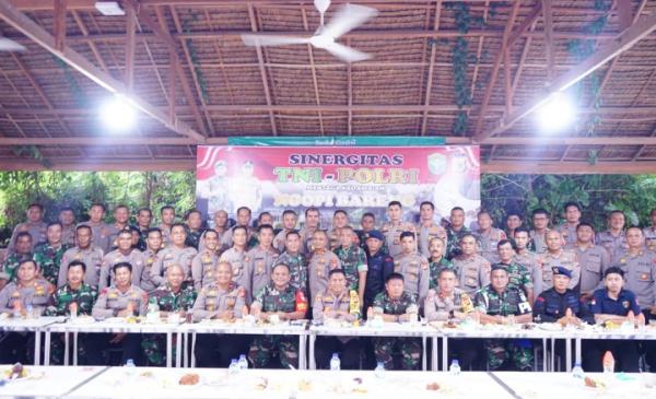 Sinergitas TNI-Polri, Kapolres Pidie Ngopi Bareng Bersama Dandim dan Kompi Jajaran