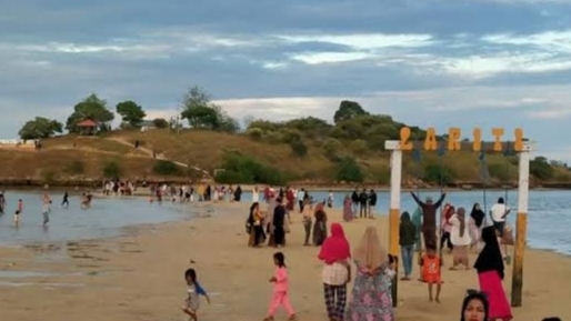 Pantai Lariti Bima Ramai Dikunjungi, Wisatawan: Menikmati Eksotisme Laut Terbelah