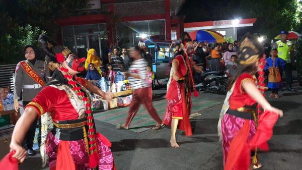TNI - Polri di Cirebon Kompak Hibur Pemudik Arus Balik dengan Tari Topeng dan Nasi Jamblang