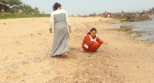 Liburan Sambil Berburu Kelomang di Pantai Karang Song-song