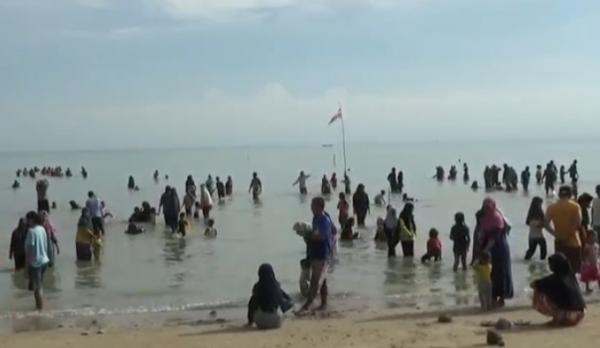 Tradisi Dus-dusan Air Laut Sepekan Setelah Lebaran Bersama Warga Satu Kampung, Buang Sial