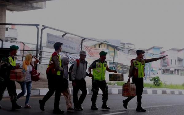 Kompak, TNI-Polri Bantu Pemudik di Terminal Bayangan Cileunyi