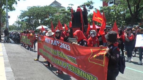 Ratusan Buruh di Jateng Tuntut UU Cipta Kerja dan Pemotongan Upah 25 Persen Dicabut