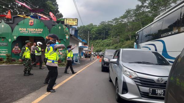 Polwan Polres Tasikmalaya Kota Hibur Para Pebalik yang Terjebak Macet di Jalur Gentong