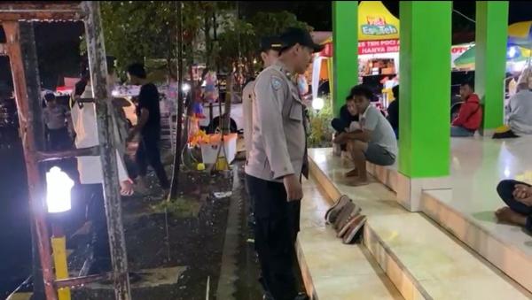 Polisi Bubarkan Ibu-ibu Parkir Sandal di Masjid Rest Area Tol Palikanci Cirebon