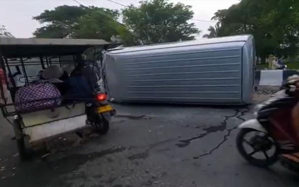 Minibus Terguling di Tebingtinggi, Belasan Orang Luka-Luka