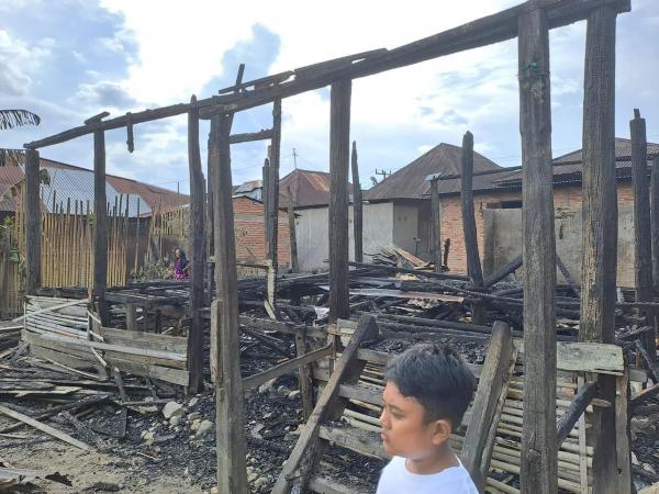 Penampakan Tiga Rumah Yang Terbakar di Mompang Jae Panyabungan