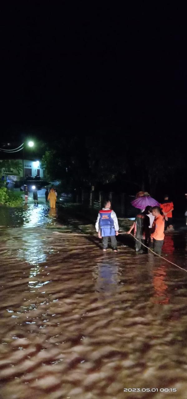 TRC BPBD dan Damkar Way Kanan bersama TNI Polri Monitoring Lokasi Banjir di Kampung Lembasung