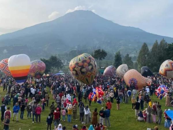 Festival Balon Udara Digelar, Ribuan Orang Padati Lapangan Kledung