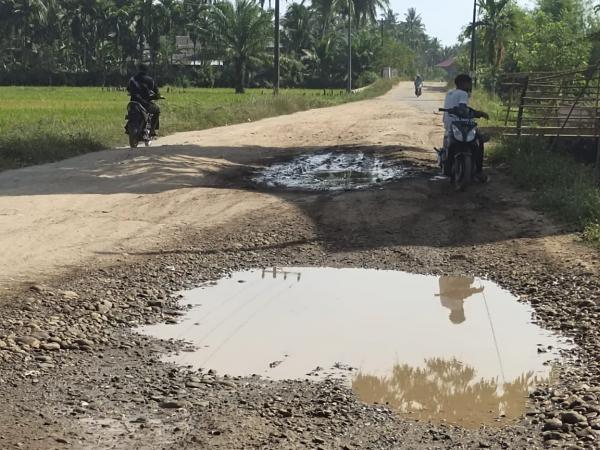 Miris, Jalan Berlobang di Aceh Utara Jadi Perhatian Penting