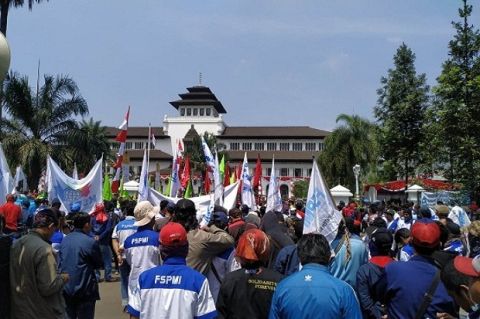 Buruh Jabar Bakal Demo Besar-besaran di Gedung Sate Besok, Tuntut Kenaikan Upah 15 Persen