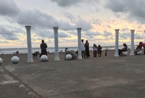 Tempat Healing Pantai Widarapayung Cilacap: Harga Tiket, Fasilitas Wisata dan Kuliner Khas