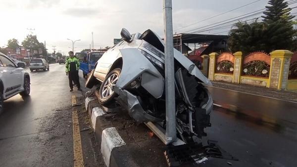 Mobil Tabrak Pembatas Jalan di Pantura Kota Tegal, Diduga Sopir Mengantuk