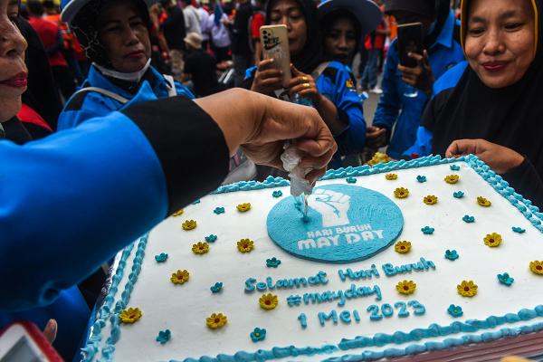 Potong Tumpeng dan Kue Warnai Aksi May Day di Palembang