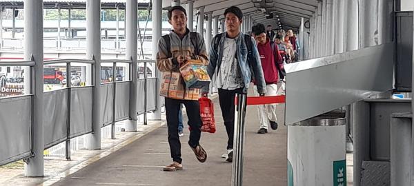 Pemudik Pejalan Kaki Keluhkan Petunjuk Arah ke Terminal Bus di Dermaga Reguler Pelabuhan Merak