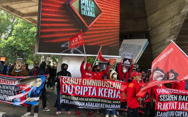 Tolak Ciptaker, Puluhan Buruh Turun Aksi di Cikapayang Bandung