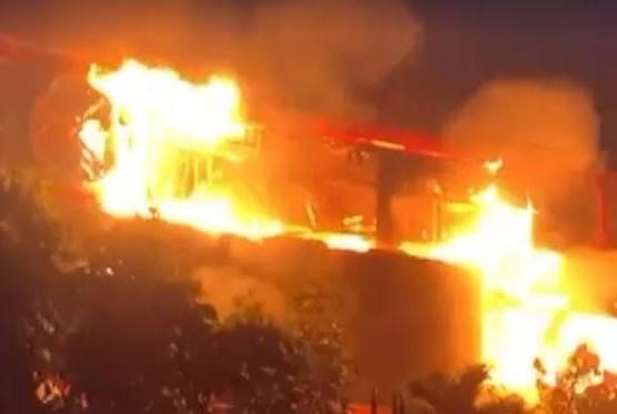 Kebakaran Malang Plaza Ludeskan Puluhan Kios, Petugas Damkar Masih Fokus Pembasahan