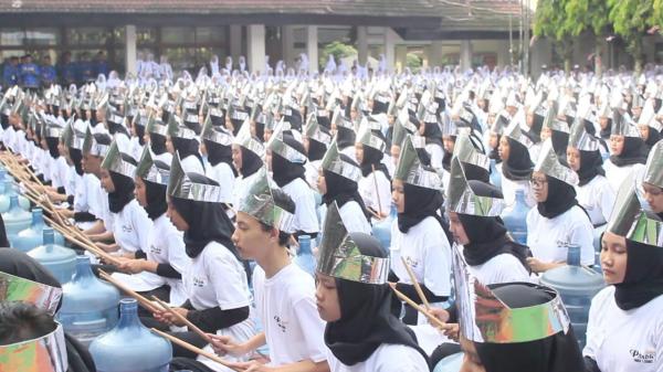 Ratusan Siswa SMKN 1 Ciamis Peringati Hardiknas 2023,  Gelar Rampak Galon dan Rekorder