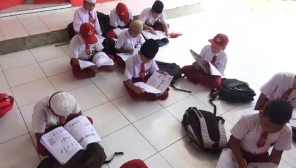 Hari Pendidikan Nasional, SDN di Panyabungan Siswa Masih Belajar di Lantai