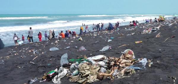 Libur Lebaran Usai, Wisata Pantai Watu Pecak Dipenuhi Sampah Pengunjung